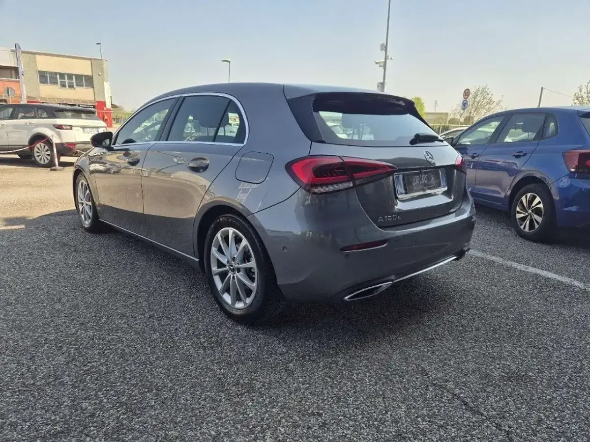 Usata Mercedes A180 Premium 116 CV (85 kW) 2020 Grigio Berlina