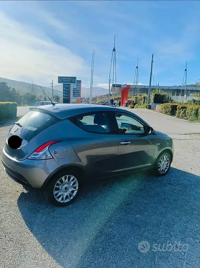 Usata Lancia Ypsilon 69 CV (50 kW) 2012 Grigio Utilitaria