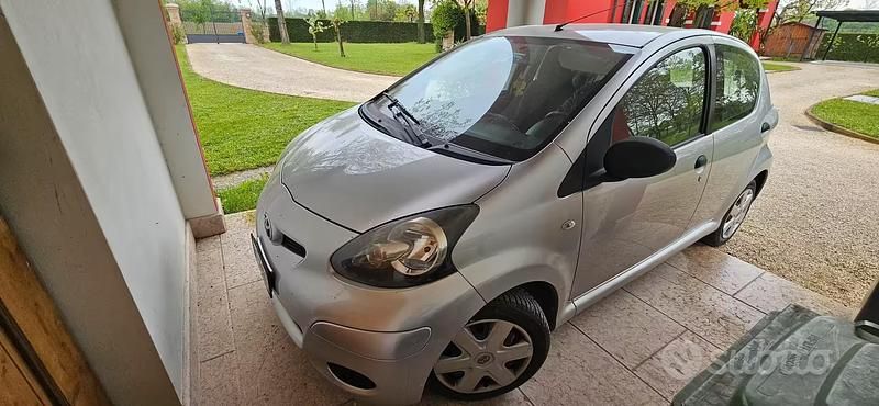 Gebraucht Toyota Aygo 69 PS (50 kW) 2011 Grau Kleinwagen