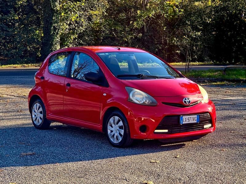Rosso Usata 2014 Toyota Aygo Cool Due volumi | 4300 € (Ottimo prezzo) - Immagine 1/4