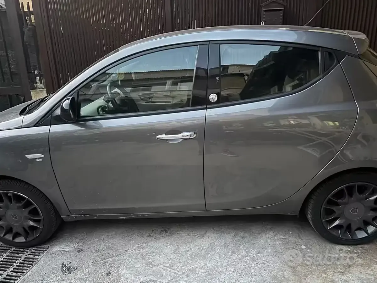 Usata Lancia Ypsilon 69 CV (50 kW) 2013 Grigio Utilitaria