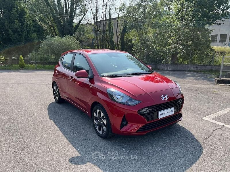 Rosso Usata 2024 Hyundai i10 Due volumi | 17.300 € (Molto cara) - Immagine 1/4