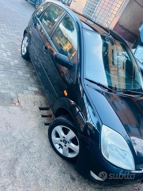 Usata Ford Fiesta 68 CV (50 kW) 2004 Nero Utilitaria