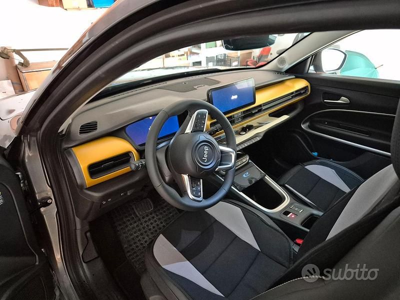 Usata Jeep Avenger 114 kW (156 CV) 2023 Grigio SUV