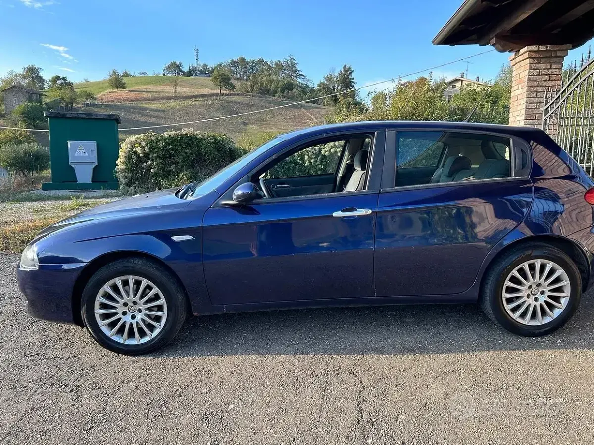 Usata Alfa Romeo 147 120 CV (88 kW) 2005 Blu Utilitaria