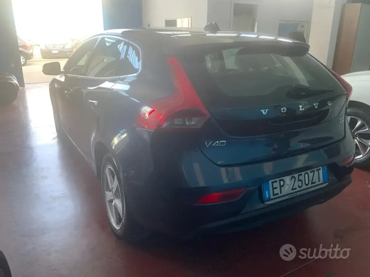 Usata Volvo V40 Momentum 115 CV (84 kW) 2013 Bluazzurro Berlina