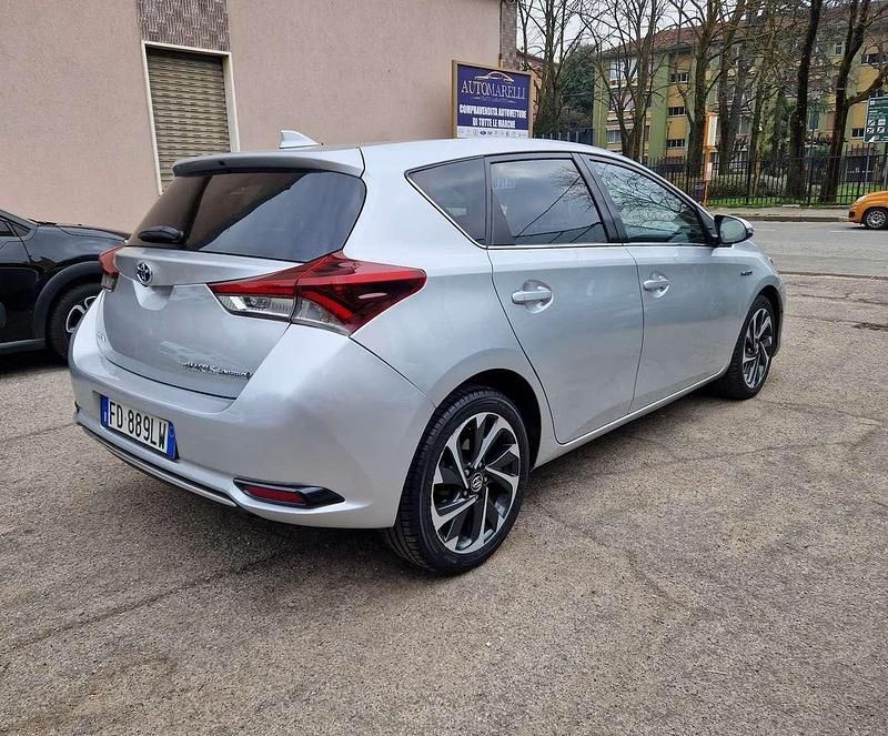 Usata Toyota Auris Hybrid Active 99 CV (72 kW) 2016 Grigio Berlina