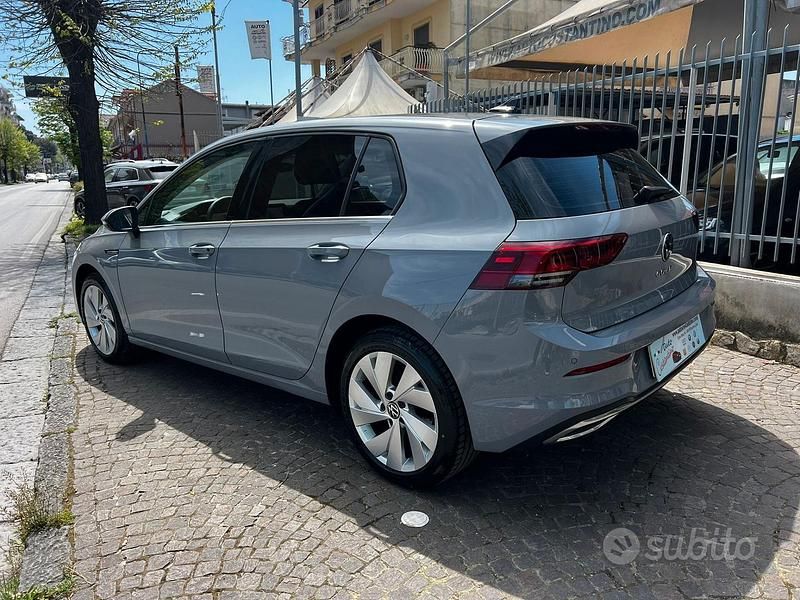 Usata VW Golf VIII Style 116 CV (85 kW) 2022 Grigio Berlina