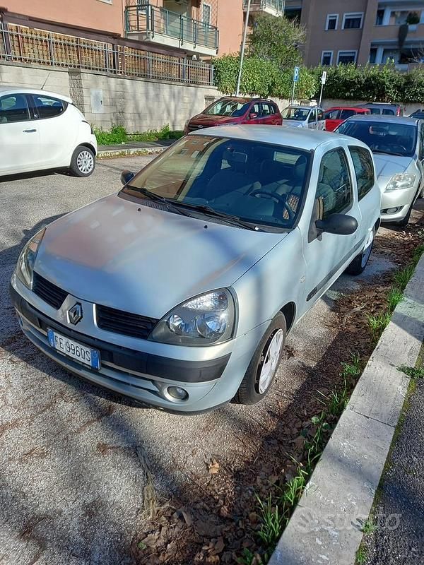 Grigio Usata 2005 Renault Clio II Due volumi | 2000 € (Molto cara) - Immagine 1/3