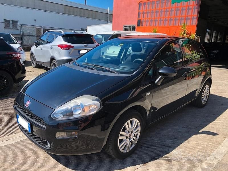 Usata Fiat Punto Lounge 69 CV (50 kW) 2015 Blu Utilitaria