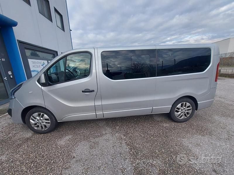 Usata Opel Vivaro 2015 Grigio Monovolume