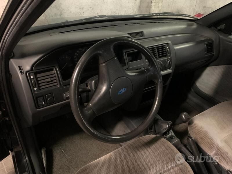 Usata Ford Escort 61 CV (44 kW) 1991 Nero Berlina