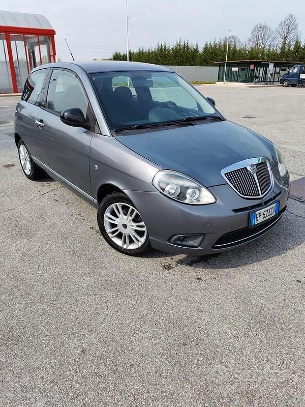 Usata Lancia Ypsilon Silver 69 CV (50 kW) 2012 Grigio Utilitaria