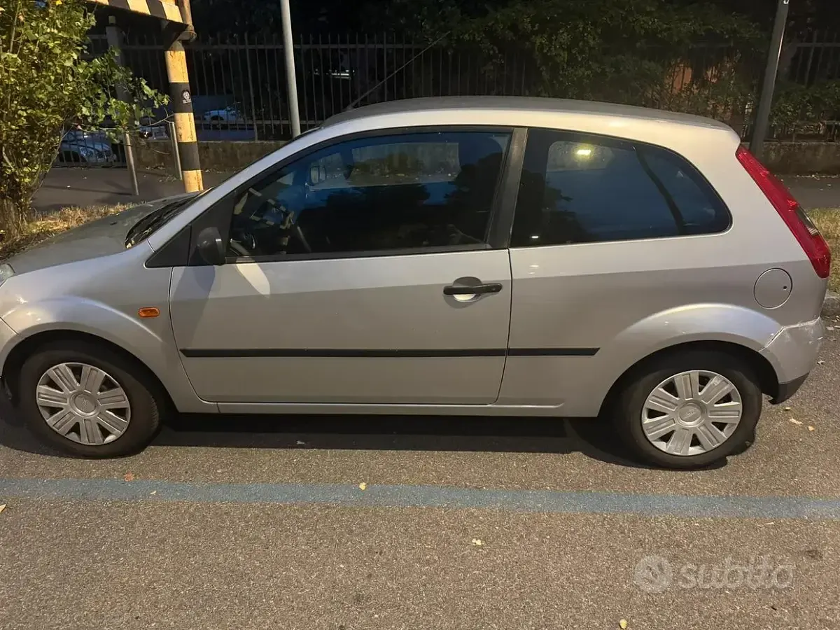 Usata Ford Fiesta Zetec 75 CV (55 kW) 2004 Grigio Utilitaria