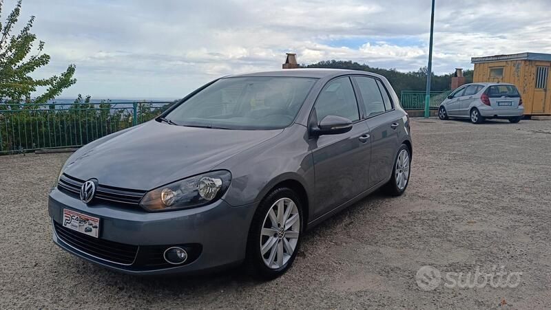 Grigio Usata 2011 VW Golf VI Highline Tre volumi | 8500 € (Buon prezzo) - Immagine 1/2