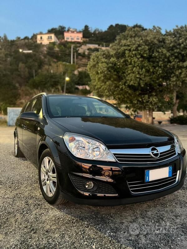 Usata Opel Astra 110 CV (80 kW) 2009 Nero Station wagon