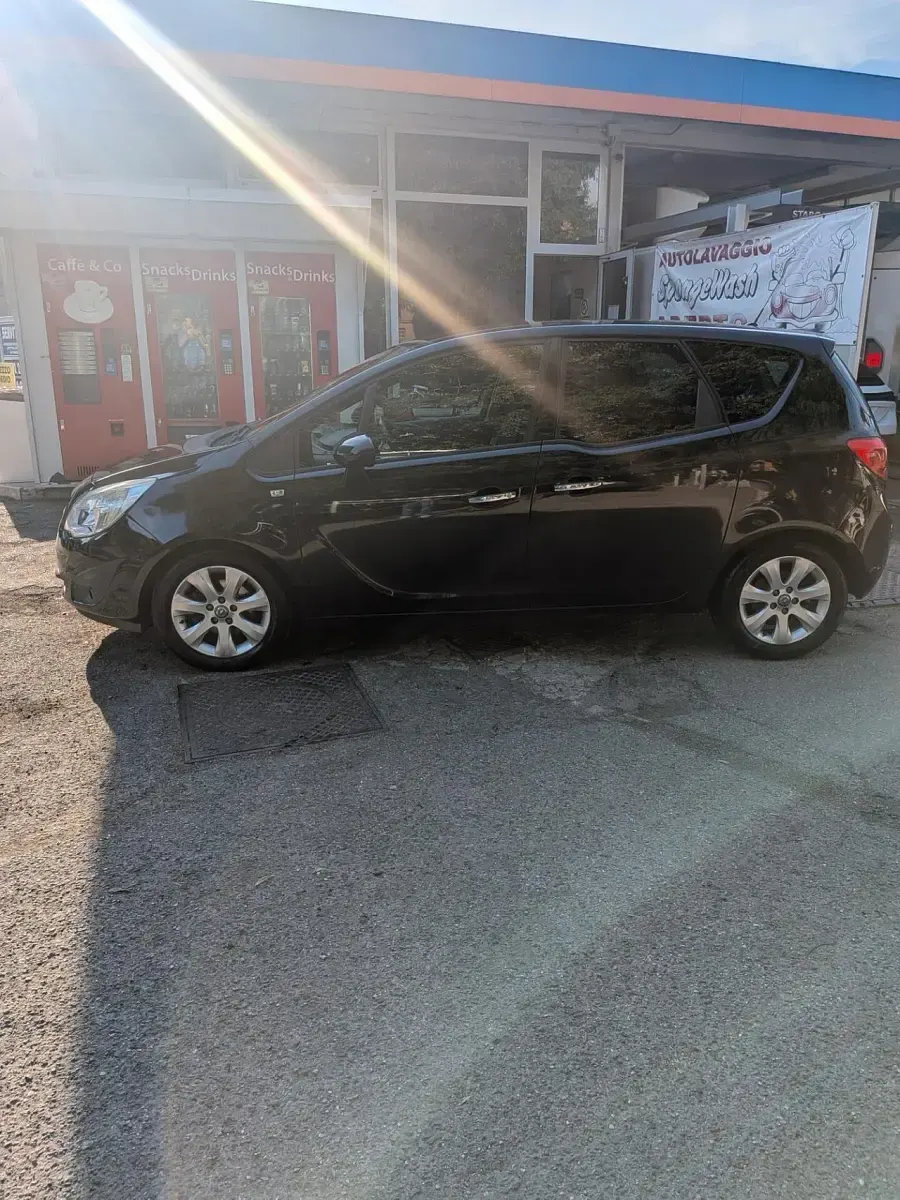 Usata Opel Meriva Cosmo 95 CV (69 kW) 2011 Nero Monovolume
