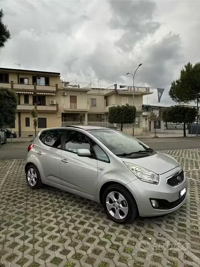 Usata Kia Venga 90 CV (66 kW) 2013 Grigio Utilitaria