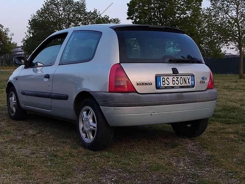 Usata Renault Clio II Dynamique 75 CV (55 kW) 2001 Blu/azzurro Berlina