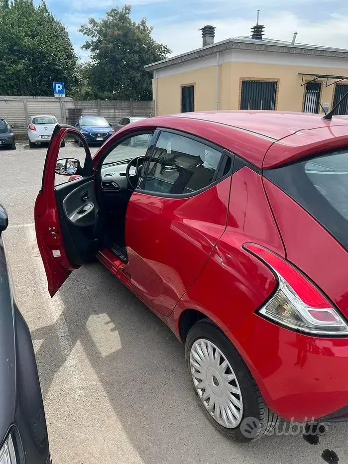 Usata Lancia Ypsilon 69 CV (50 kW) 2012 Rosso Utilitaria
