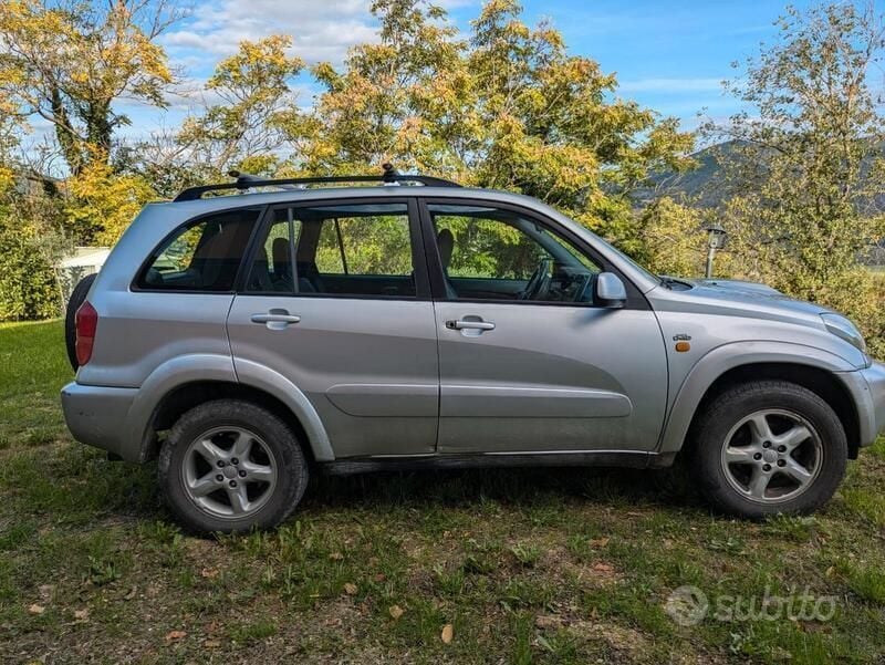 Usata Toyota RAV4 128 CV (94 kW) 2003 Argento SUV