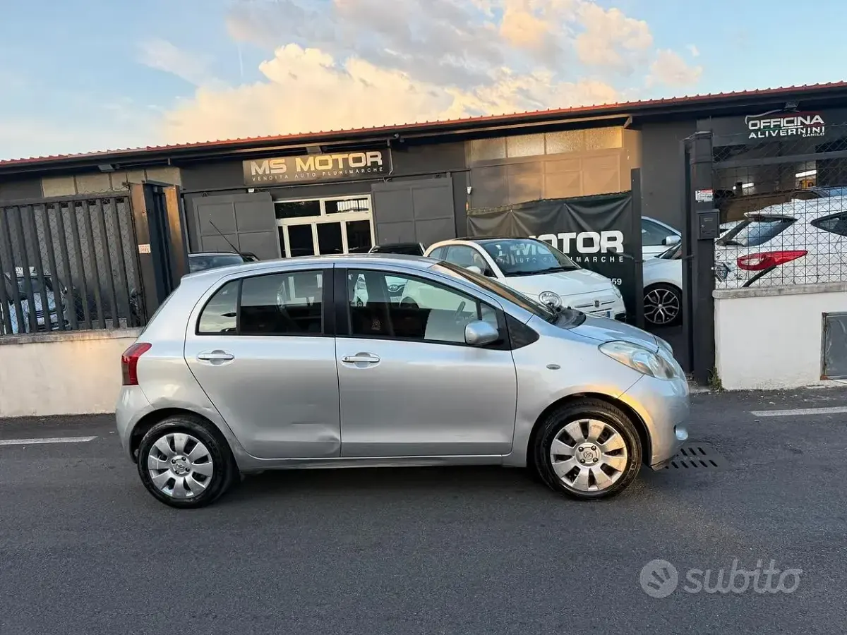 Usata Toyota Yaris 69 CV (50 kW) 2008 Grigio Utilitaria
