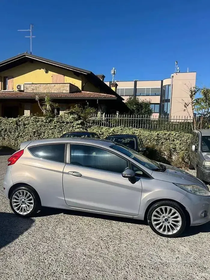 Usata Ford Fiesta Titanium 92 CV (67 kW) 2011 Grigio Berlina