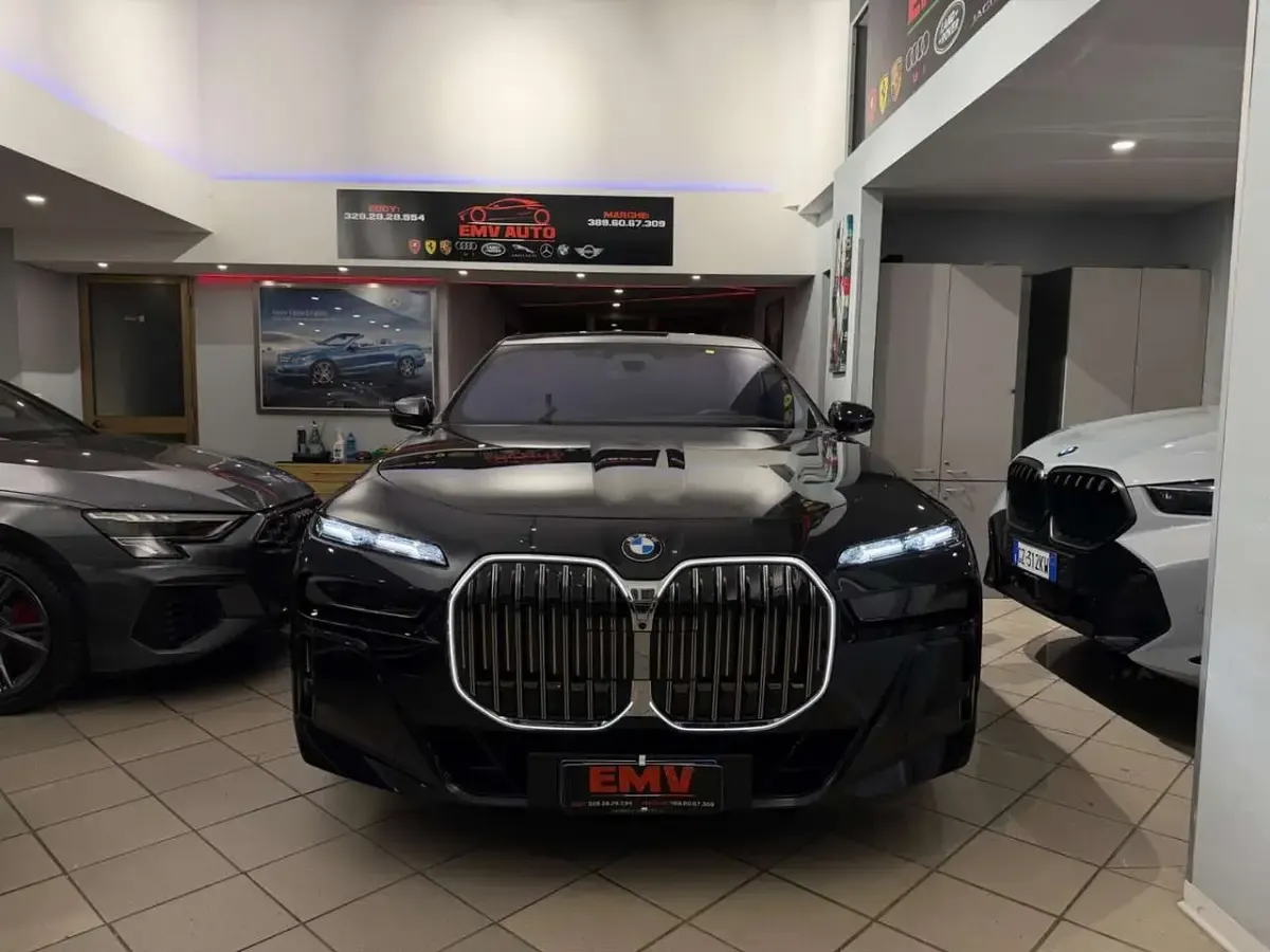 Usata BMW 740 M Sport 286 CV (210 kW) 2025 Blu/azzurro Berlina