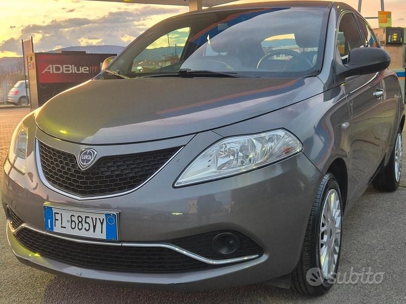 Usata Lancia Ypsilon Silver 69 CV (50 kW) 2016 Grigio Utilitaria