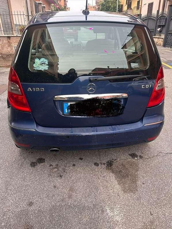 Usata Mercedes A180 Premium 109 CV (80 kW) 2010 Blu/azzurro Monovolume