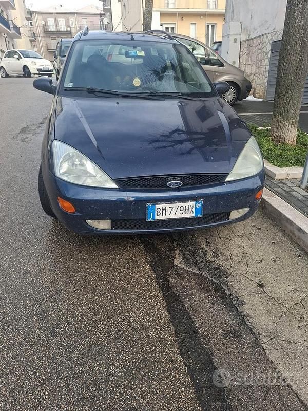 Begagnad Ford Focus Trend 90 HK (66 kW) 2000 Blå Kombi