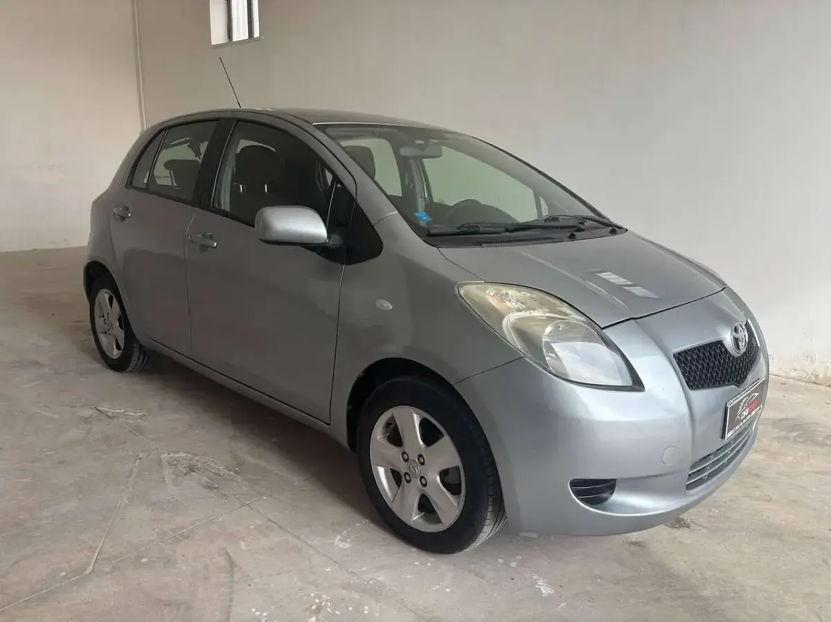 Usata Toyota Yaris 69 CV (50 kW) 2011 Argento Utilitaria