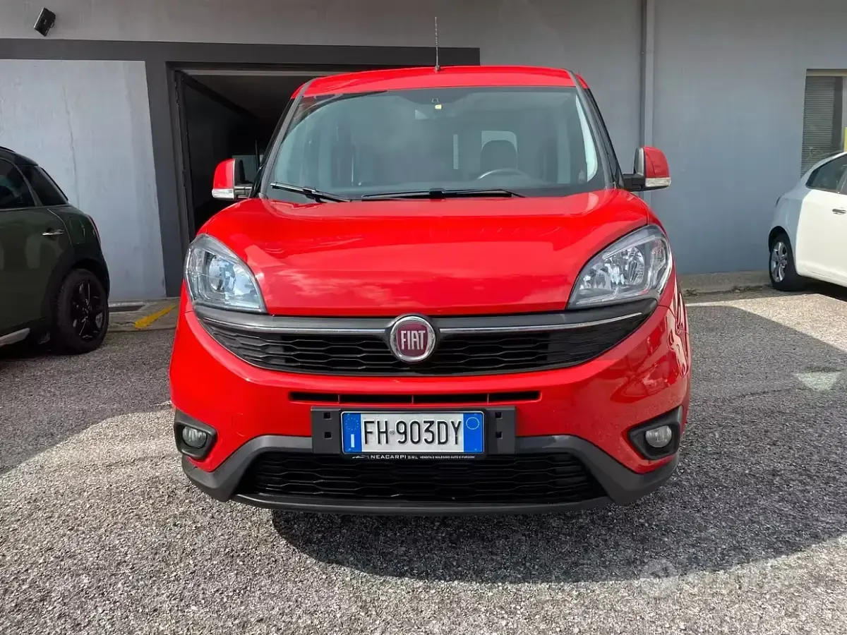 Usata Fiat Doblò Lounge 120 CV (88 kW) 2017 Rosso Monovolume