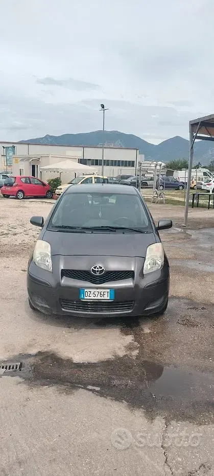 Usata Toyota Yaris Sol 100 CV (73 kW) 2009 Grigio Utilitaria