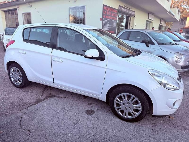 Usata Hyundai i20 Comfort 75 CV (55 kW) 2011 Bianco Utilitaria