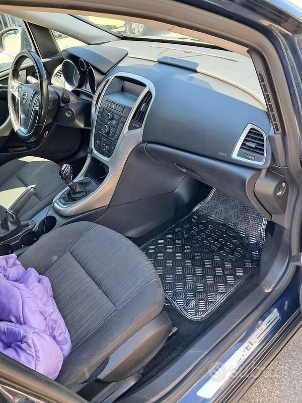 Usata Opel Astra 115 CV (84 kW) 2010 Blu Berlina