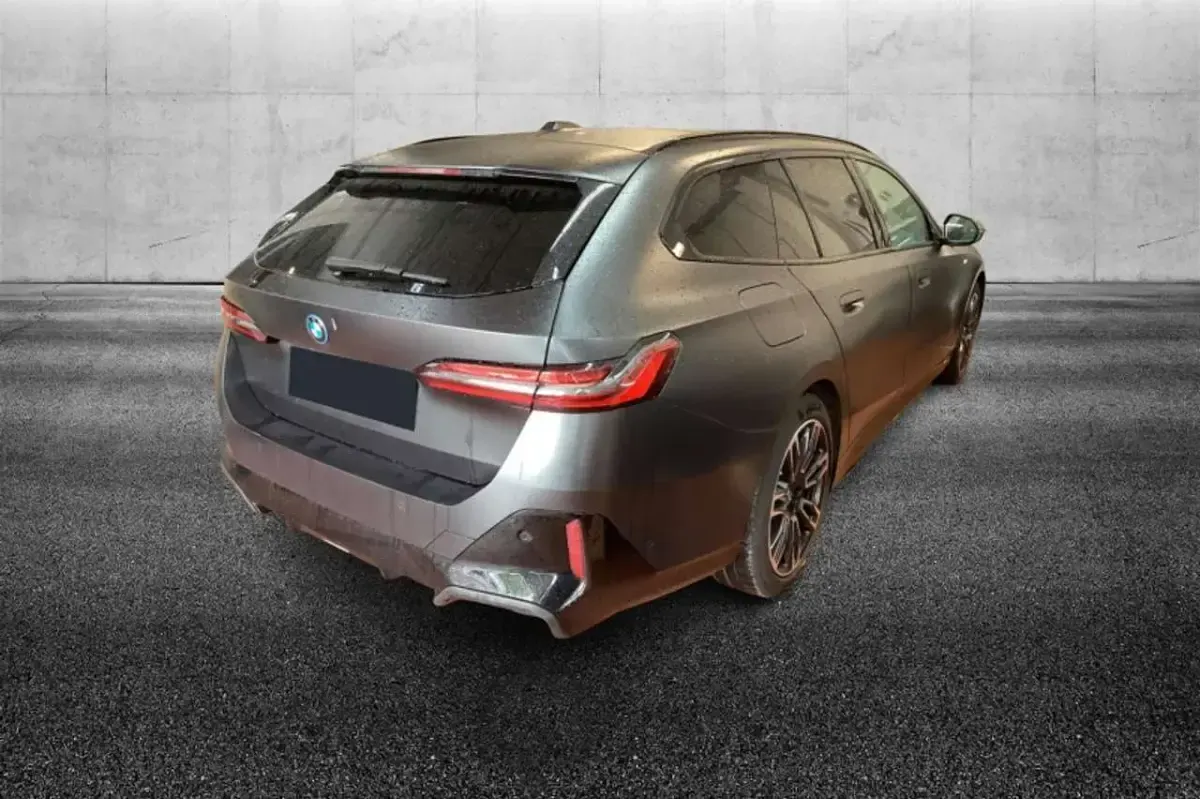 Usata BMW 530e M Sport 299 CV (219 kW) 2024 Grigio Station wagon