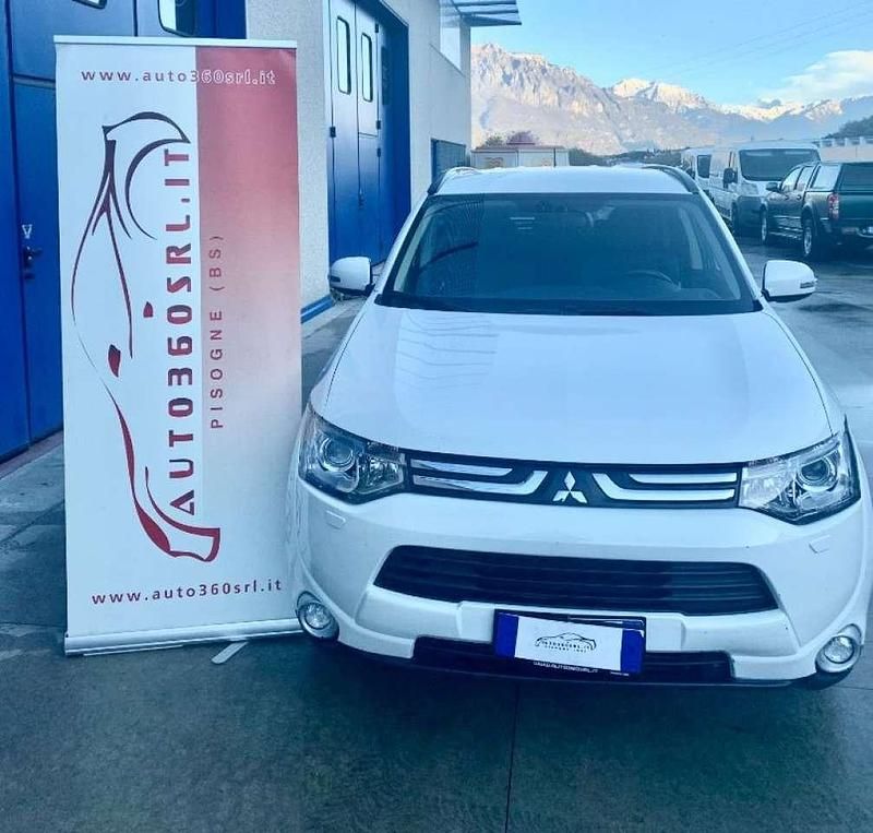 Usata Mitsubishi Outlander Instyle 150 CV (110 kW) 2013 Bianco perlato SUV