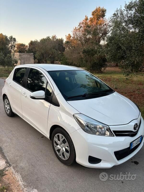Usata Toyota Yaris 90 CV (66 kW) 2012 Bianco Utilitaria