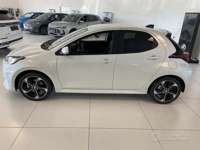 Nuova Toyota Yaris Hybrid Lounge 2026 Bianco Berlina