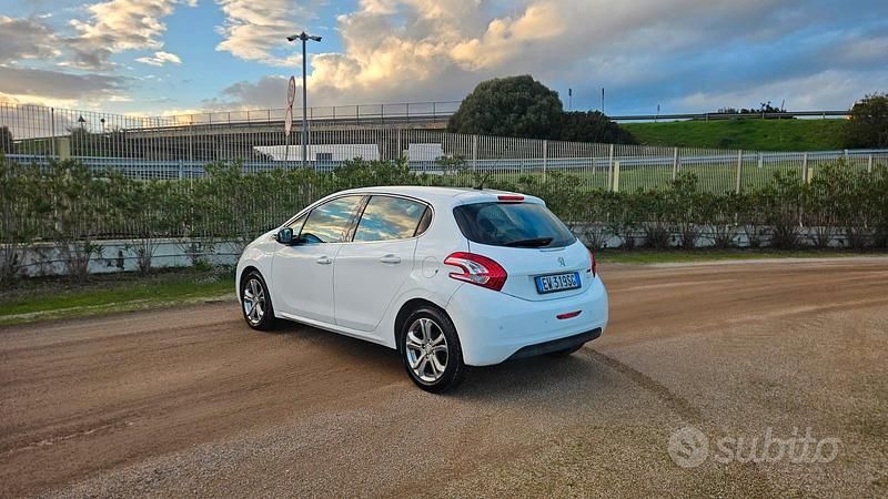 Usata Peugeot 208 Allure 68 CV (50 kW) 2015 Bianco Utilitaria