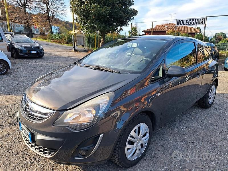 Usata Opel Corsa Edition 75 CV (55 kW) 2014 Grigio Berlina