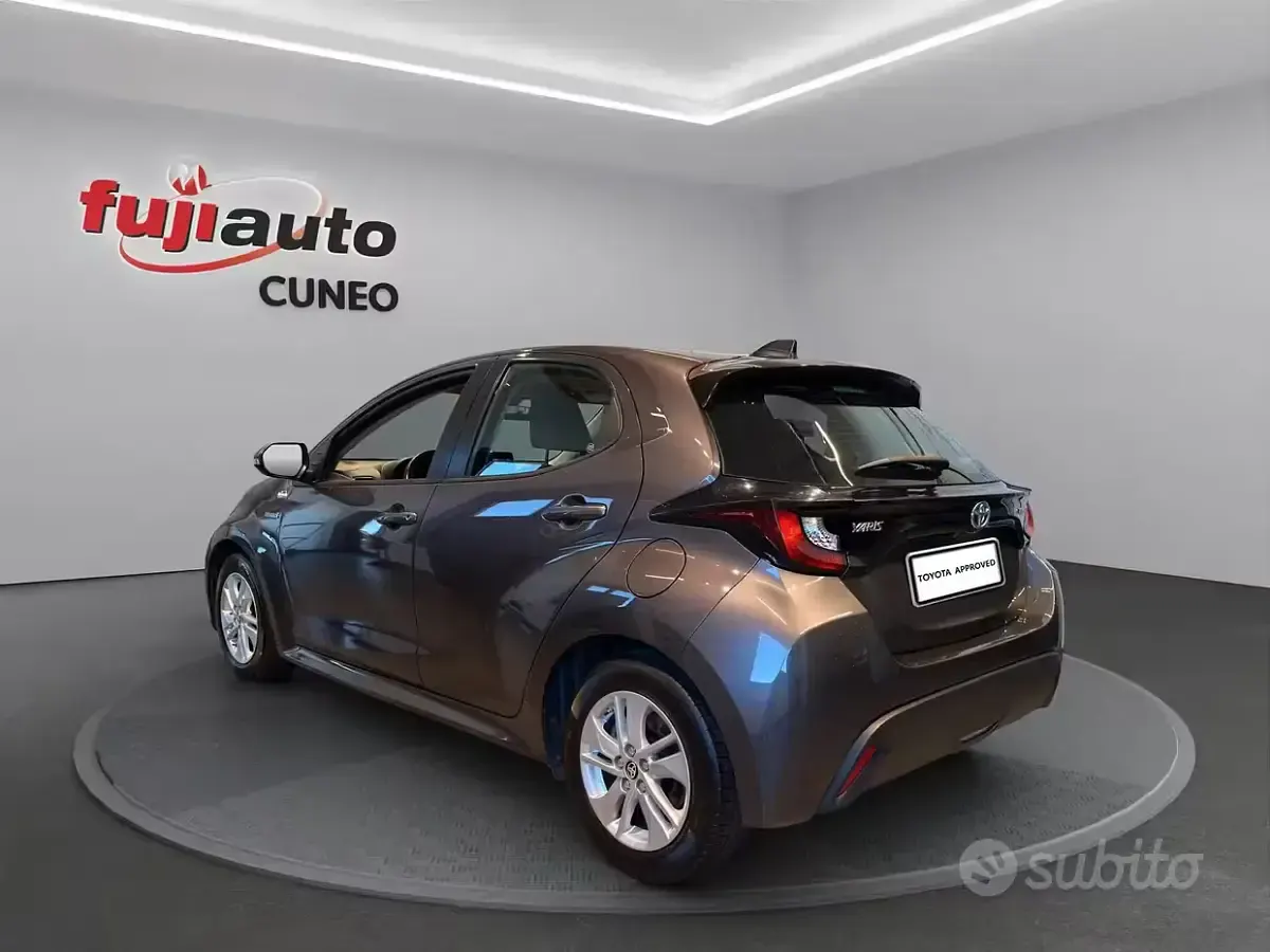 Usata Toyota Yaris Business Edition 116 CV (85 kW) 2021 Grigio Utilitaria