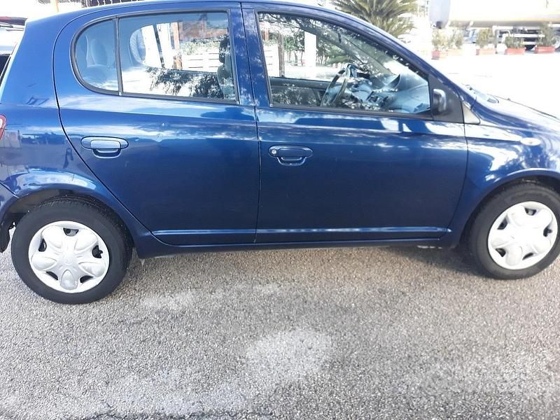 Usata Toyota Yaris 68 CV (50 kW) 2000 Blu Utilitaria