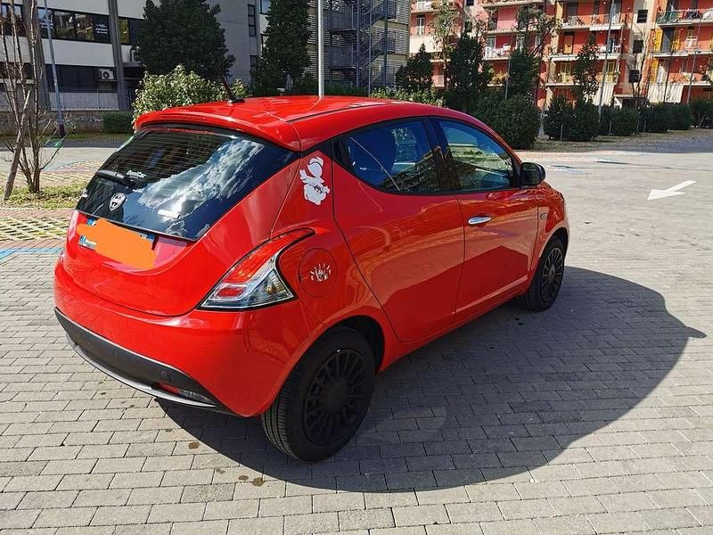 Usata Lancia Ypsilon Silver 69 CV (50 kW) 2022 Rosso Utilitaria
