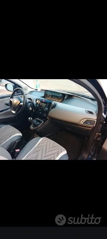 Usata Lancia Ypsilon 2017 Blu Utilitaria