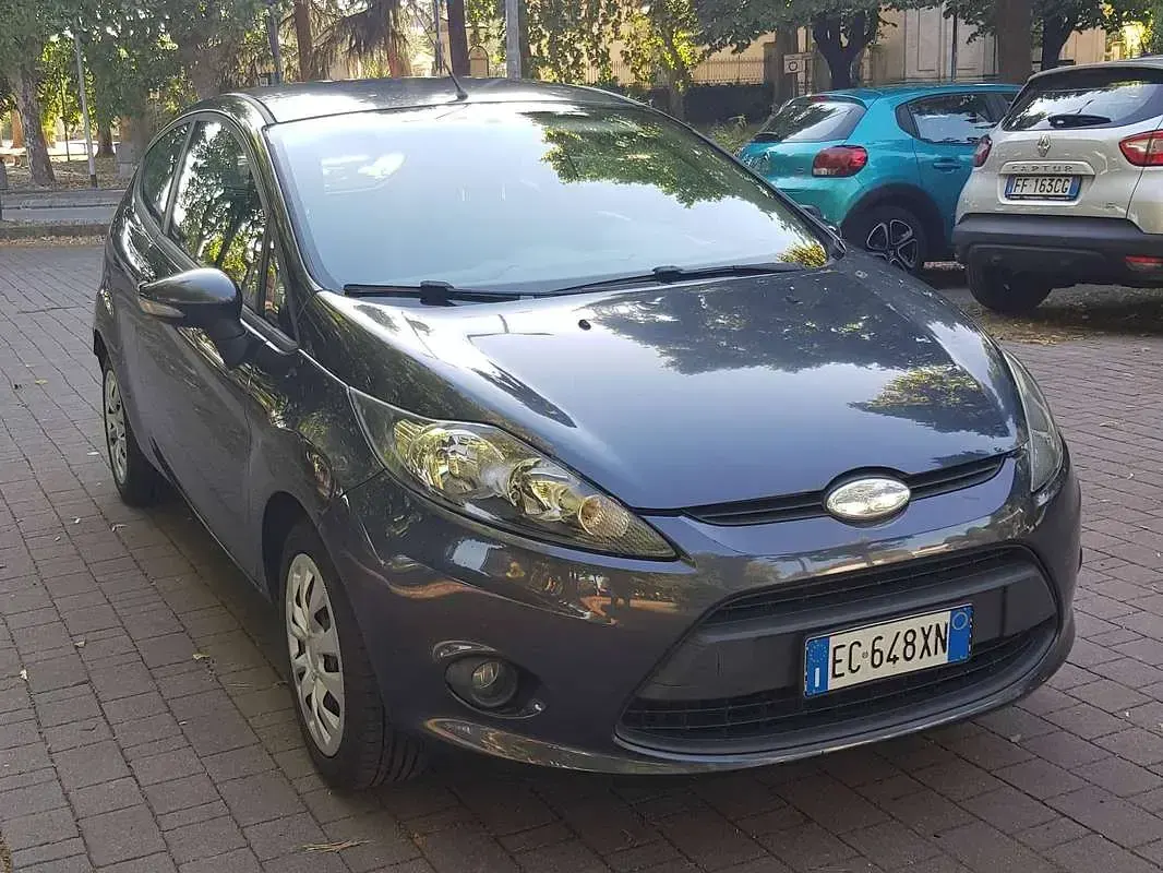Usata Ford Fiesta 82 CV (60 kW) 2010 Grigio Berlina