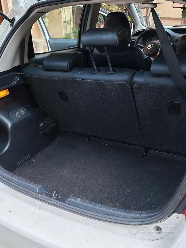 Begagnad Toyota Yaris 69 HK (50 kW) 2014 Vit Halvkombi