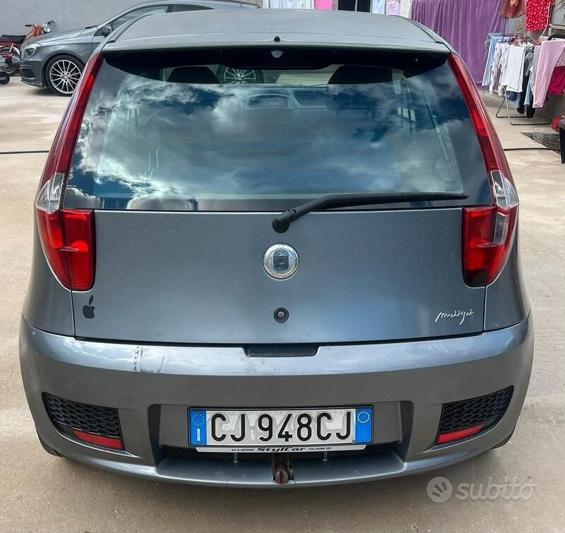 Grigio Usata 2004 Fiat Punto Due volumi | 2000 € (Buon prezzo) - Immagine 1/4