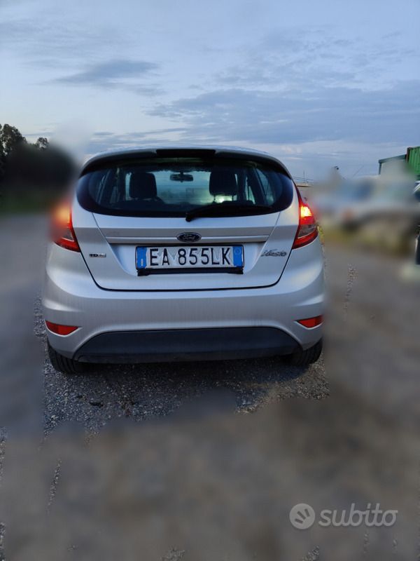 Usata Ford Fiesta 68 CV (50 kW) 2010 Grigio Utilitaria